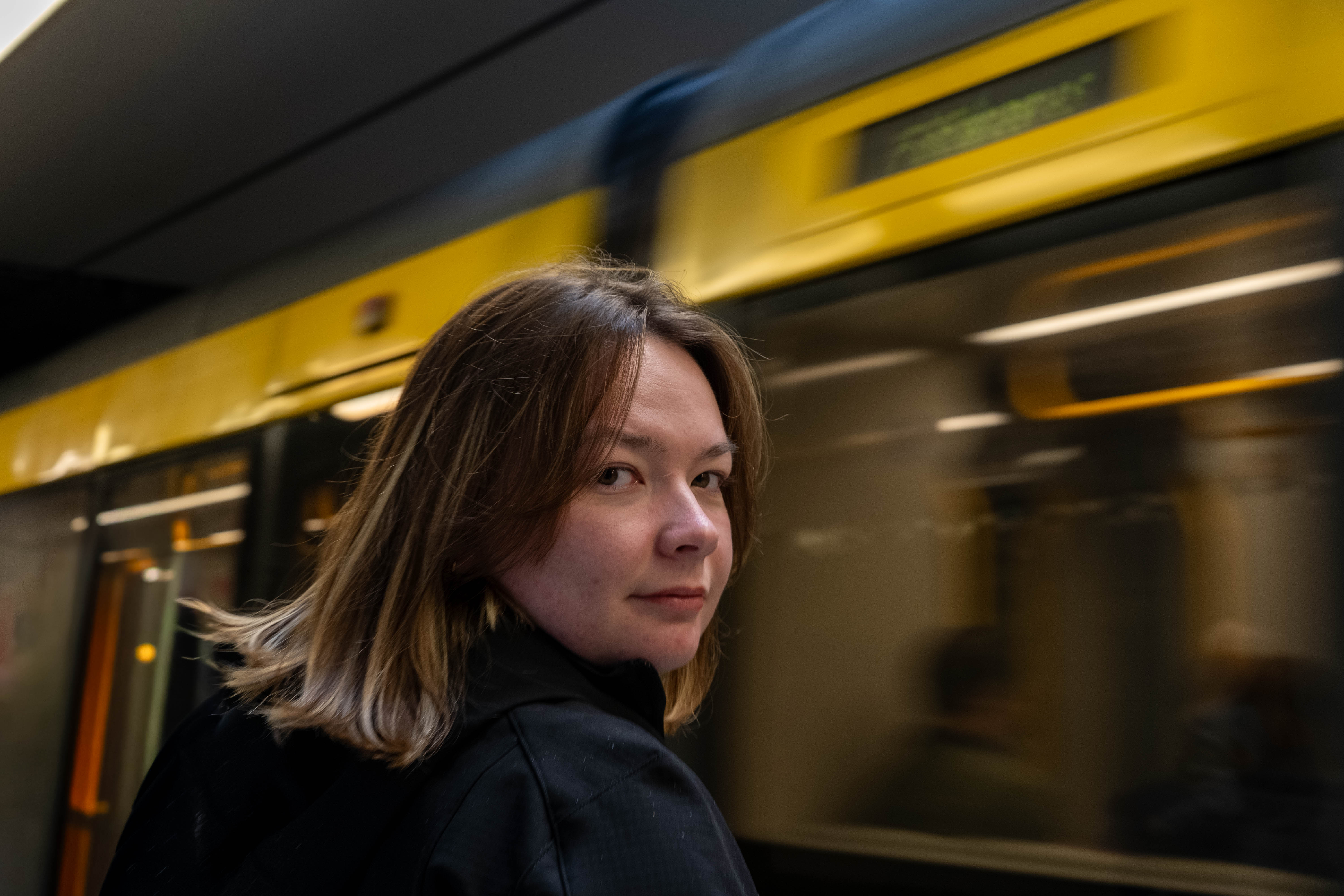 Image de Pauline devant le métro
